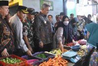 Pjs Bupati Afta didampingi Forkopimda Situbondo saat meninjau bahan pokok di Pasar Mimbaan (Foto: Rahma/LiputanSatu.id).