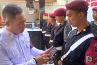 Ka Rutan Situbondo, Rudi Kristiawan saat menunjukkan handphone milik salah seorang pegawai dalam sidak penggunaan aplikasi judi online di Rutan setempat, (Foto: Rahma/LiputanSatu.id).