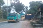 Lalu Lalang Truk Tambang di Montong Ganggu Pengendara, Warga Tuban Pertanyakan Tindakan Kepolisian Lalu Lalang Truk Tambang di Montong Ganggu Pengendara, Warga Tuban Pertanyakan Tindakan Kepolisian