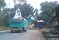 Terrlihat truk bermuatan pasir silika saat keluar dari lokasi tambang di Desa Montongsekar, hendak menuju ke lokasi pencucian, (Ist).