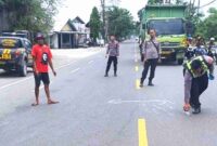 Terlihat petugas Satlantas Polres Bojonegoro saat melakukan olah TKP laka lantas di jalan Bojonegoro-Babat, (Ist).
