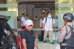 KPK Geledah Kantor Dinas Peternakan Pemrov Jatim, Bawa Dua Koper KPK Geledah Kantor Dinas Peternakan Pemrov Jatim, Bawa Dua Koper
