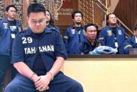 Tersangka Budi Liem tertunduk malu saat digelandang Kasat Reskrim Polrestabes Semarang Kompol Andika Dharma Sena dihadapan awak media. (Ist).