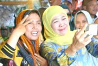 Terlihat Calon Gubernur Jatim, Khofifah Indar Parawansa saat berfoto bersama dengan masyarakat, (Ist).