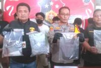 Kapolsek Jombang AKP Soesilo saat menunjukan barang bukti di Mapolsek setempat, (Ist).