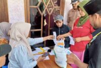 Terlihat warga sedang antusias menerima Bansos yang didistribusikan oleh Pos Indonesia Unit Bantaran dan dibagikan oleh Pemdes Rambakan, (Ist).