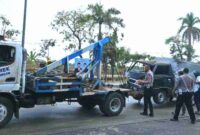 Petugas Satlantas Polres Lamongan saat melakukan evakuasi kendaraan usai terlibat kecelakaan di Jalur Pantura Lamongan, (Ist).