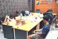 Sejumlah muda-mudi yang terjaring razia diperiksa oleh Unit IV Satreskrim Polres Bojonegoro, (Ist).