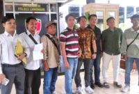 Sejumlah santri didamping kuasa hukum saat melaporkan akun TikTok @bagonggugat820 ke Polres Tuban, (Ist).