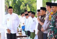 Pjs Bupati Situbondo saat menyapa sejumlah pejabat usai upacara Peringatan Hari Santri Nasional di ALun-alun Kabupaten Situbondo, (Ist).