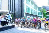 upati Lamongan, Abdul Rouf saat memberangkatkan ratusan ASN dalam mengikuti gowes dalam rangka HUT KORPRI, (Ist).