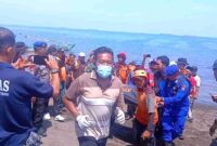 Tim SAR Gabungan saat mengevakuasi nelayan yang hilang saat melaut dengan kondisi meninggal dunia di Pantai Muara Kasih, (Ist).