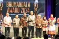 Pemkot Surabaya meraih penghargaan berpredikat Kanaka (Emas) dari Badan Informasi Geospasial (BIG), dalam acara BHUMANDALA AWARD 2024 di Jakarta. (Ist).