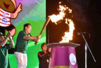 Penyalaan obor api Popda XIV dan Peparpeda II oleh Adhy Karyono Pj Gubernur Jatim di Stadion Gelora Bangkalan pada Selasa (5/11/2024) malam. Foto: Diskominfo Jatim