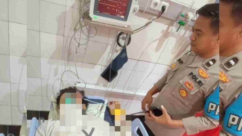 Terlihat petugas dari Polres Lamongan saat melihat kondisi JT di Rumah Sakit usai mengalami kecelakaan, (Ist).