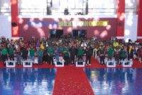 Para atlet dari Kota Surabaya saat sesi foto bersama usai Penutupan Pekan Olahraga Pelajar Daerah (Popda) XIV serta gelaran Pekan Paralimpik Pelajar Daerah (Peparpeda) II Jawa Timur 2024 di Kabupaten Bangkalan, (Diskominfo Jatim).