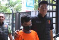 Petugas kepolisian Polsek Genteng saat membawa WH ke Mapolsek untuk dimintai keterangan, (Ist).