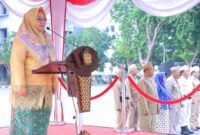 Plt. Bupati Gresik, Aminatun Habibah saat berpidato di hadapan seluruh ASN pada peringatan Hari Pahlawan, (Ist).
