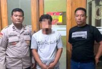 Petugas kepolisian Polsek Karanggeneng saat mengamankan bandar judi online di Mapolsek setempat, (Ist).