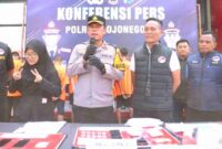 Wakapolres Bojonegoro, Kompol David Manurung, didampingi oleh Kasat Resnarkoba, Iptu Edi Siswanto saat melakukan pres rilis ungkap kasus jaringan pengedar narkotika di Bumi Angling Dharma Bojonegoro, (Ist).