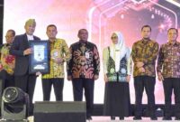 Kepala Dinas Ketahanan Pangan, Pertanian, dan Perikanan (DKP2P) Kabupaten Tuban, Eko Julianto saat menerima penghargaan Surya Award dalam kategori Daerah Penghasil Sapi Potong Terbanyak di Jawa Timur, (Ist).