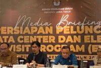 Nur Salam Komisioner Divisi Sosialisasi Pendidikan Pemilih dan Partisipasi Masyarakat KPU Jatim (tengah).(IST)