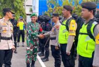 Kapolres dan Dandim 0811 saat menghampiri para personel BKO, sebelum melaksanakan pengamanan di TPS saat Pilkada