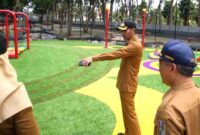 Bupati Tuban, Aditya Halindra faridzky didampingi Sekda Tuban, Budi Wiyana saat memantau kondisi Taman Kota Tuban Abhibraya usai cuti Pilkada 2024, (Ist).