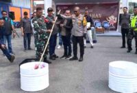 Ketua KPU Afnan Hidayat, Kapolres Mojokerto AKBP Ihram Kustarto, Dandim 0815 Letkol Inf Rully Noriza, serta Ketua Bawaslu Dody Faizal saat melakukan pemusnahan surat suara, (Ist).