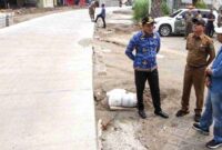 Plt Bupati Sidoarjo Subandi meninjau langsung progres pengerjaan proyek betonisasi, (Ist).