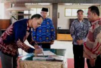 Komisi Pemberantasan Korupsi (KPK) telah resmi menyerahkan hibah aset Barang Milik Negara (BMN) hasil rampasan kepada tiga pemerintah desa di Kabupaten Nganjuk.