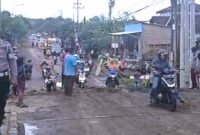 Terlihat petugas dari Polres Situbondo saat mengamankan situasi lalu lintas di jembatan darurat penghubung Kabupaten Situbondo dan Bondowoso di Desa Kotakan, (Ist).