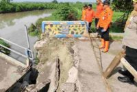 Sebuah jembatan penghubung antardesa di Kecamatan Mojosari, Kabupaten Mojokerto, ambruk pada Selasa (3/12/2024) sekitar pukul 03.00 WIB.(Ist)
