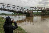 Sebuah jembatan tua peninggalan Belanda yang terletak di Kecamatan Rejoso, Kabupaten Nganjuk, ambruk pada rabu (04/12) dini hari.(Ist)