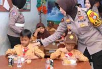 Kepolisian Resor (Polres) Blitar mengadakan kegiatan pembagian makanan sehat dan bergizi kepada anak-anak di Sekolah Dasar Negeri (SDN) 1 Kendalrejo, Kecamatan Talun, Kabupaten Blitar.(Ist)