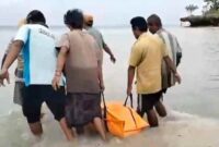 Jenazah Mahnia, korban KLM Lorena Fajar Safari yang karam ditemukan setelah operasi SAR tiga hari.(Ist)