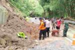 Longsor di Trenggalek, Material Tebing 25 Meter Tutup Separuh Jalan Nasional Longsor di Trenggalek,material tutup sebagian jalan