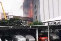 Kebakaran hebat melanda PT NPK Petrokimia Gresik, jum'at siang (13/12/2024).(Ist)