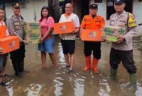 Petugas Badan Penanggulangan Bencana Daerah (BPBD) Bojonegoro bersama Polsek Bojonegoro Kota segera turun ke lokasi untuk memantau kondisi dan memberikan bantuan,(Ist).