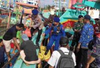 Anak Buah Kapal (ABK) yang selamat dari insiden tenggelamnya kapal KLM Bintang Kharisma Bahari tiba di PP Brondong,(Ist).