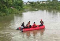 Tim gabungan melakukan pencarian remaja yang tenggelam di tanggul sungai Desa Tanjung, Lamongan,(Ist).
