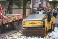 Pemusnahan 1072 botol miras hasil sitaan Polres Lumajang,(Ist).