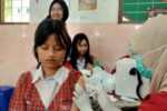 Vaksinasi HPV di Kota Malang: Langkah Pencegahan Kanker Serviks untuk Siswi SMP Siswa mengikuti vaksinasi HPV