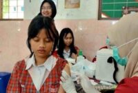 Salah satu siswa SMP di Malang mendapatkan vaksinasi HPV,(Ist).
