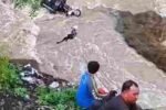 Tragis! Diduga Tidak Kenal Medan, Motor Roda Tiga Terjun ke Sungai di Situbondo Kecelakaan motor roda tiga di Situbondo