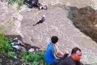 Kecelakaan motor roda tiga terjun kesungai Sampean Baru,Situbondo,(Ist).
