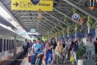 Ilustrasi/Kepadatan pengunjung di Stasiun Daop 8 Surabaya,(Ist).