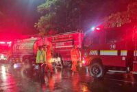 Tim pemadam tiba di lokasi kebaran gudang arsip Bojonegoro,(Ist).