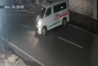 Tankapan layar rekaman CCTV saat mobil ambulans klinik Ar Rahman Pasuruan dicuri,(Ist).