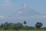 Gunung Semeru Erupsi, Kolom Abu Capai 1.000 Meter ke Utara dan Timur Laut Gunung Semeru erupsi